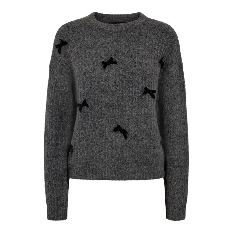 FRO PULLOVER BOW DARK GREY

Super lækker striktrøje fra Liberté. Fro pullover er en grå strik med sorte små velour sløjfer. Den har rund hals med ribkant, lange ærmer der afsluttes med en ribkant og i bunden af strikken. Strikken har en løs og virkelig blød og behagelig pasform.&nbsp;


Rund hals, lange ærmer og rib kant&nbsp;
Sort sløjfer
Farven er grå
Løs pasform
Fåes også i stribet udgave (grå, sort og pink)

Størrelsesguide: Fro pullover er normal til rummelig i størrelsen, så svinger du mellem 2 større