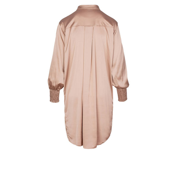 GERTALIA DRESS LIGHT TAUPE

Smuk kjole fra One Two Luxzuz, kjolen har skjulte knapper hele vejen ned samt lange ærmer, der afsluttes med en bred smock. Klassisk krave og flæse på brystet. Bundkanten runder pænt og giver et feminint look til kjolen

Bredt smock stykke ved håndleddet
Kalvekrøs og V-udskæring&nbsp;
Løstsiddende, men normal i størrelsen.&nbsp;
Fåes ogå mørke blå

Størrelsesguide: Kjolen er normal i størrelsen.&nbsp;

Materiale samt vaskeanvisning: 96% Terylene Satin og 4% Elastan. Vi anbefaler 