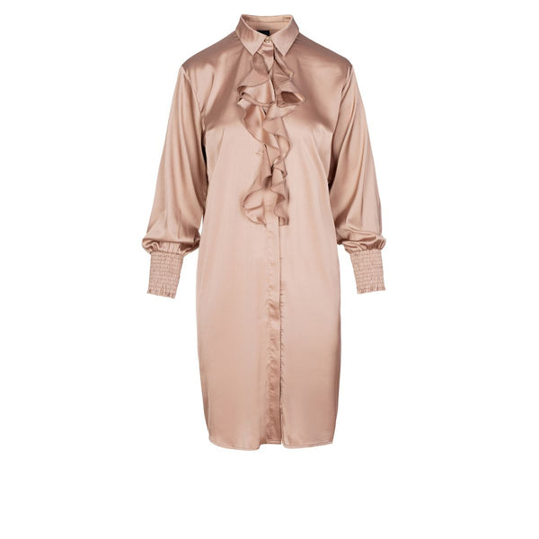 GERTALIA DRESS LIGHT TAUPE

Smuk kjole fra One Two Luxzuz, kjolen har skjulte knapper hele vejen ned samt lange ærmer, der afsluttes med en bred smock. Klassisk krave og flæse på brystet. Bundkanten runder pænt og giver et feminint look til kjolen

Bredt smock stykke ved håndleddet
Kalvekrøs og V-udskæring&nbsp;
Løstsiddende, men normal i størrelsen.&nbsp;
Fåes ogå mørke blå

Størrelsesguide: Kjolen er normal i størrelsen.&nbsp;

Materiale samt vaskeanvisning: 96% Terylene Satin og 4% Elastan. Vi anbefaler 