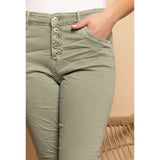 Grønne jeans med knapper ned fortil de har lommer i siden og bagpå det har et krøllet look og en let løs pasform og masser af stræk set tæt på knapper