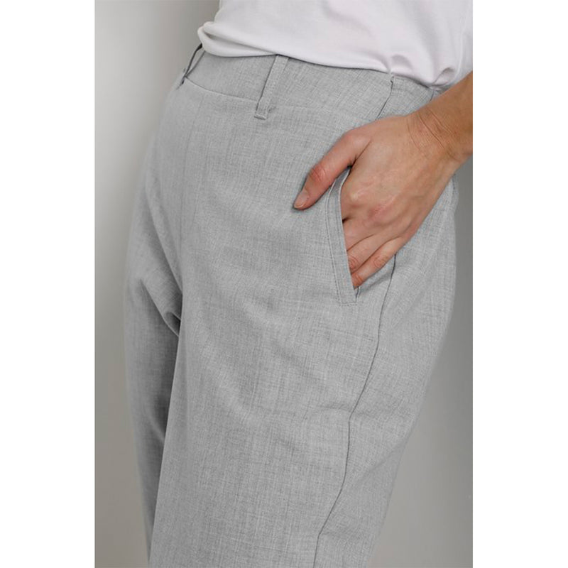 Lysegrå habitbuks med bæltestrop og elastik i livet det er en cropped model med elastik ved anklerne set tæt på lomme