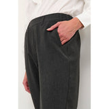 Mørkegrå trekvart bukser med elastik i livet bæltestropper og lommer i siden set tæt på lomme