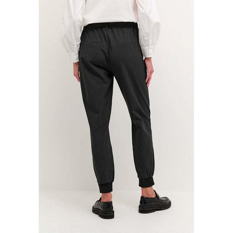 Mørkegrå trekvart bukser med elastik i livet bæltestropper og lommer i siden set bagfra