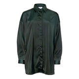 Mørke grøn skjorte i glat kvalitet den er gennemknappet og har lange ærmer med manchet den har almindelig skjortekrave set forfra