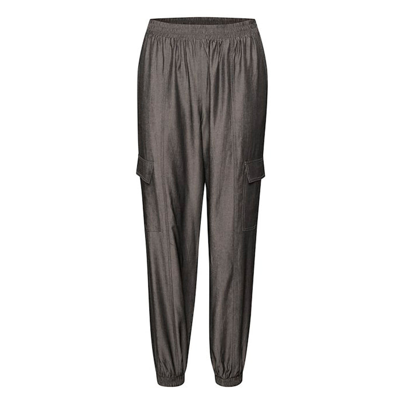 Mørkegrå bukser med udvendige lommer og elastik i taljen og benene set forfra