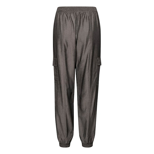 Mørkegrå bukser med udvendige lommer og elastik i taljen og benene set bagfra