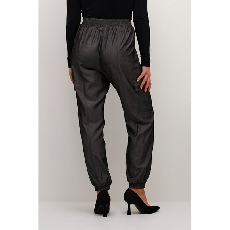 Mørkegrå bukser med udvendige lommer og elastik i taljen og benene set bagfra på kaffe model