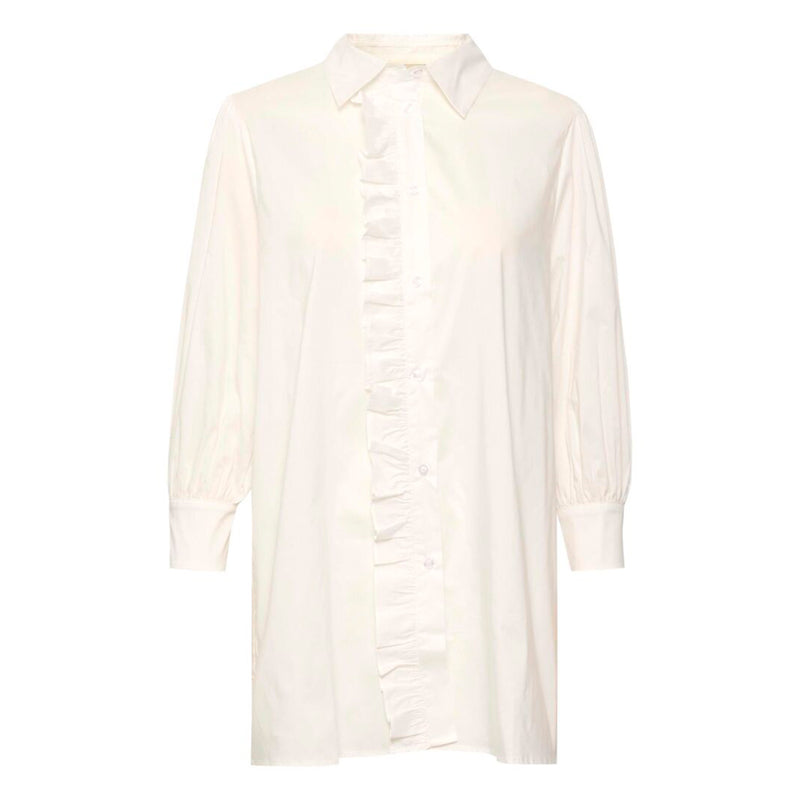 Lang hvid skjorte med flæser ned fortil den er gennemknapper har lange ærmer med fast manchet og skjortekrave set forfra