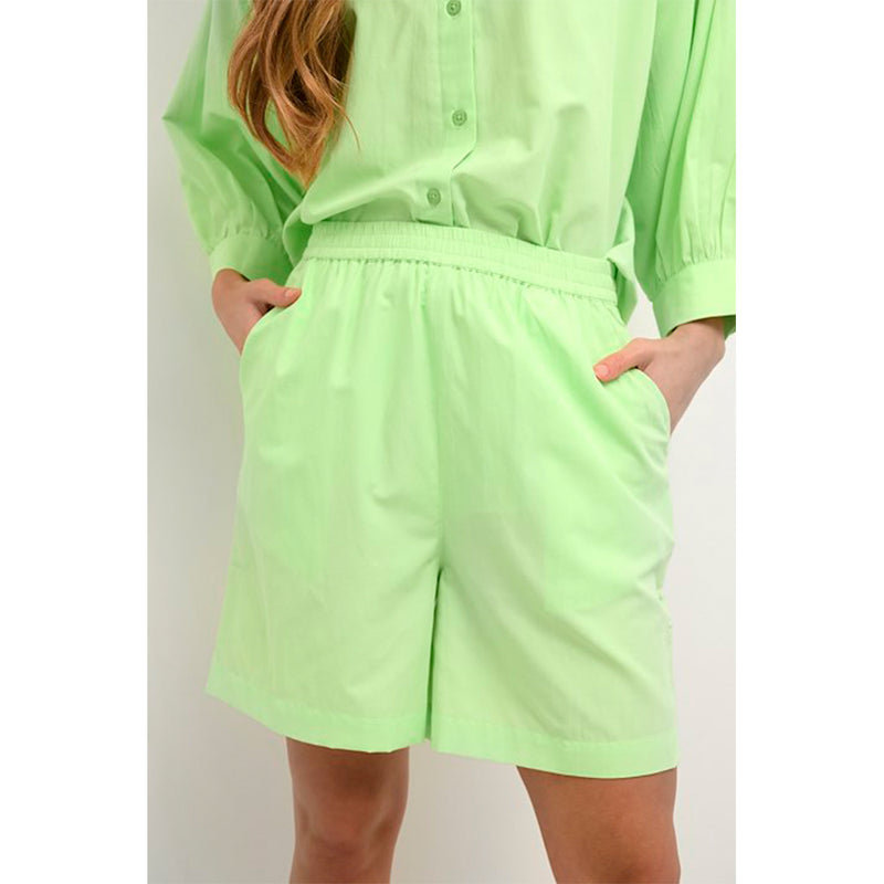 lysegrønne shorts med elastik i livet og skrå lommer og by asbæk model set tæt på forfra