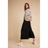 Lang sort denim nederdel med slids bagpå set på model