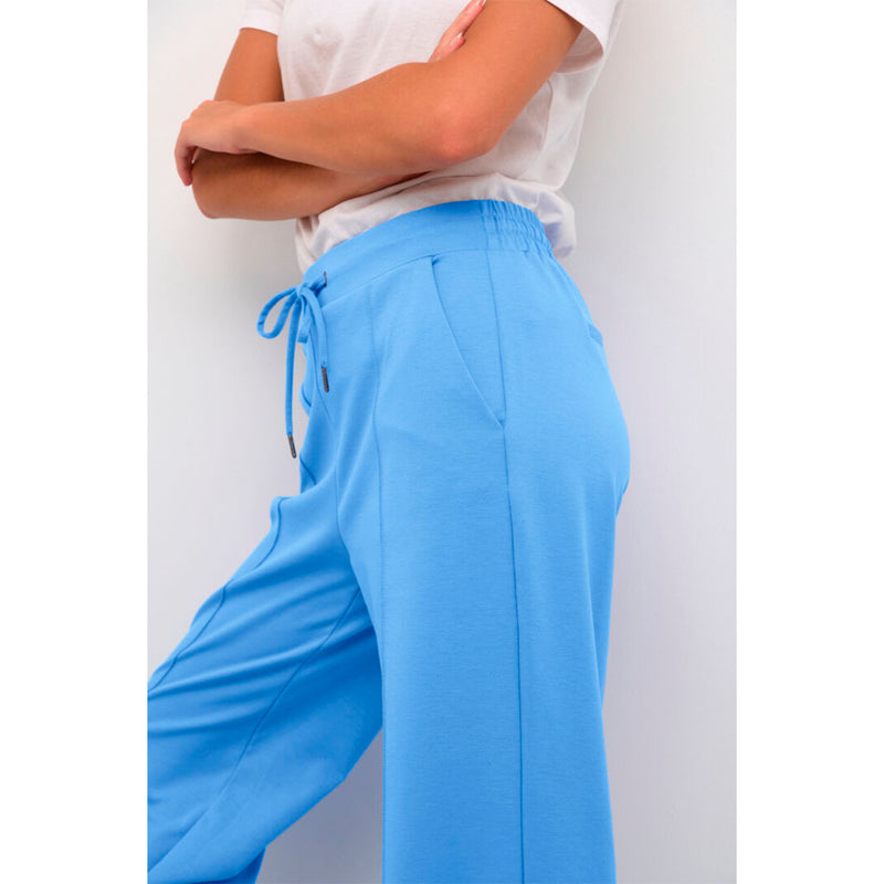 Lyseblå bukser fra kaffe med presfolder og snøre i livet buksen har lige ben set tæt på kaffe model