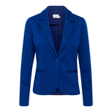 JENNY BLAZER BEACON BLUE


Klassisk blazer, fra&nbsp;Kaffe&nbsp;i den lækreste bløde og stækbare jersey kvalitet.&nbsp;
Den&nbsp;har et klassisk snit med almindeligt revers, to paspel lommer,&nbsp;skulderpuder samt en enkelt knap og matchende&nbsp;satinfoer.

Reverskrave, paspel lommer fortil og&nbsp;enkelt knap til lukning.
Blå
Fås i flere farver
Figursyet pasform

Størrelsesguide:&nbsp;Jenny blazeren er stor i størrelsen. Vi anbefaler at du vælger en størrelse mindre end du plejer.&nbsp;