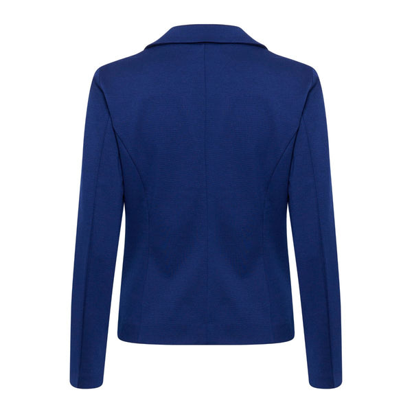 JENNY BLAZER BEACON BLUE


Klassisk blazer, fra&nbsp;Kaffe&nbsp;i den lækreste bløde og stækbare jersey kvalitet.&nbsp;
Den&nbsp;har et klassisk snit med almindeligt revers, to paspel lommer,&nbsp;skulderpuder samt en enkelt knap og matchende&nbsp;satinfoer.

Reverskrave, paspel lommer fortil og&nbsp;enkelt knap til lukning.
Blå
Fås i flere farver
Figursyet pasform

Størrelsesguide:&nbsp;Jenny blazeren er stor i størrelsen. Vi anbefaler at du vælger en størrelse mindre end du plejer.&nbsp;