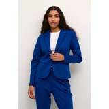 JENNY BLAZER BEACON BLUE


Klassisk blazer, fra&nbsp;Kaffe&nbsp;i den lækreste bløde og stækbare jersey kvalitet.&nbsp;
Den&nbsp;har et klassisk snit med almindeligt revers, to paspel lommer,&nbsp;skulderpuder samt en enkelt knap og matchende&nbsp;satinfoer.

Reverskrave, paspel lommer fortil og&nbsp;enkelt knap til lukning.
Blå
Fås i flere farver
Figursyet pasform

Størrelsesguide:&nbsp;Jenny blazeren er stor i størrelsen. Vi anbefaler at du vælger en størrelse mindre end du plejer.&nbsp;