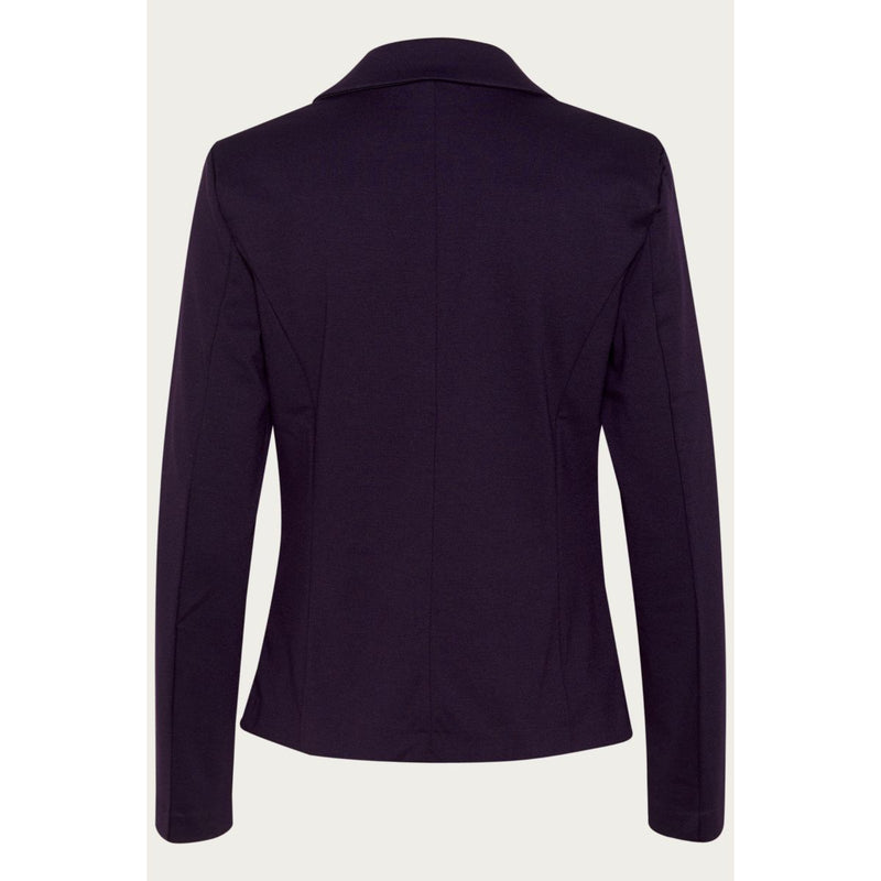 JENNY BLAZER DAWN PURPLE

Klassisk blazer, fra&nbsp;Kaffe&nbsp;i den lækreste bløde og stækbare jersey kvalitet.&nbsp;
Den&nbsp;har et klassisk snit med almindeligt revers, to paspel lommer,&nbsp;skulderpuder samt en enkelt knap og matchende&nbsp;satinfoer.

Reverskrave, paspel lommer fortil og&nbsp;enkelt knap til lukning.
Mørke lilla
Fås i flere farver
Figursyet pasform

Størrelsesguide:&nbsp;Jenny blazeren er stor i størrelsen. Vi anbefaler at du vælger en størrelse mindre end du plejer.&nbsp;