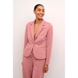 JENNY BLAZER MESA ROSA

Klassisk blazer, fra&nbsp;Kaffe&nbsp;i den lækreste bløde og stækbare jersey kvalitet.&nbsp;
Den&nbsp;har et klassisk snit med almindeligt revers, to paspel lommer,&nbsp;skulderpuder samt en enkelt knap og matchende&nbsp;satinfoer.

Reverskrave, paspel lommer fortil og&nbsp;enkelt knap til lukning.
Rosa
Fås i flere farver
Figursyet pasform

Størrelsesguide:&nbsp;Jenny blazeren er stor i størrelsen. Vi anbefaler at du vælger en størrelse mindre end du plejer.&nbsp;