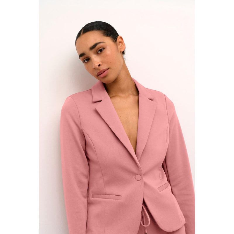 JENNY BLAZER MESA ROSA

Klassisk blazer, fra&nbsp;Kaffe&nbsp;i den lækreste bløde og stækbare jersey kvalitet.&nbsp;
Den&nbsp;har et klassisk snit med almindeligt revers, to paspel lommer,&nbsp;skulderpuder samt en enkelt knap og matchende&nbsp;satinfoer.

Reverskrave, paspel lommer fortil og&nbsp;enkelt knap til lukning.
Rosa
Fås i flere farver
Figursyet pasform

Størrelsesguide:&nbsp;Jenny blazeren er stor i størrelsen. Vi anbefaler at du vælger en størrelse mindre end du plejer.&nbsp;