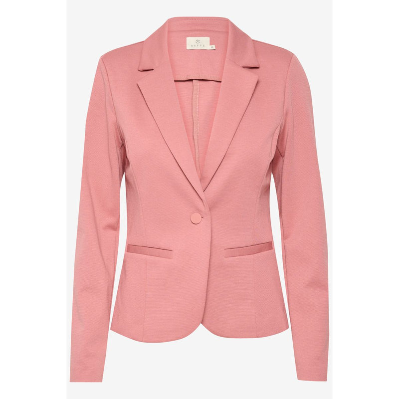 JENNY BLAZER MESA ROSA

Klassisk blazer, fra&nbsp;Kaffe&nbsp;i den lækreste bløde og stækbare jersey kvalitet.&nbsp;
Den&nbsp;har et klassisk snit med almindeligt revers, to paspel lommer,&nbsp;skulderpuder samt en enkelt knap og matchende&nbsp;satinfoer.

Reverskrave, paspel lommer fortil og&nbsp;enkelt knap til lukning.
Rosa
Fås i flere farver
Figursyet pasform

Størrelsesguide:&nbsp;Jenny blazeren er stor i størrelsen. Vi anbefaler at du vælger en størrelse mindre end du plejer.&nbsp;