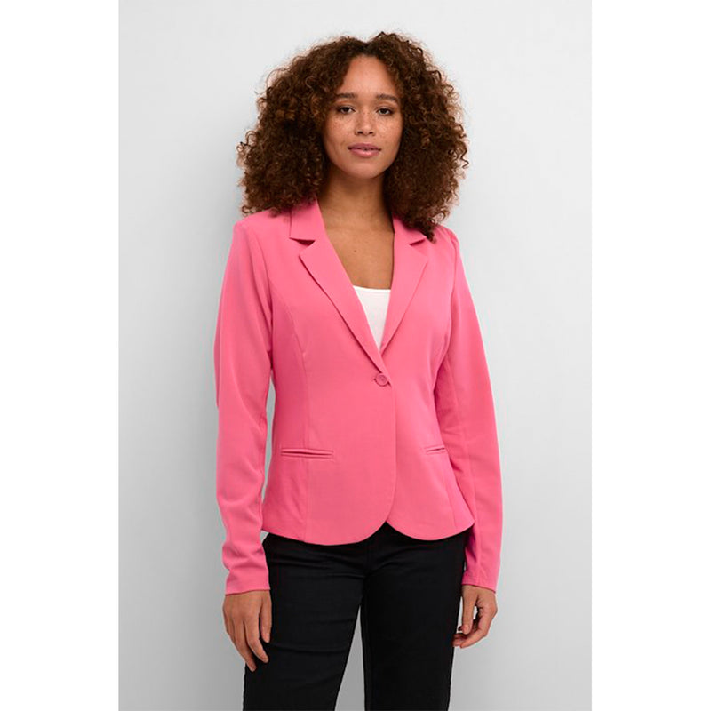 Pink blazer med revers lange ærmer knap og paspel lommer set forfra på kaffe model