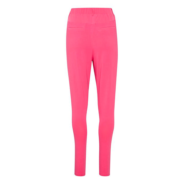 Jillian pant i en flot pink farve det er den klassiske buks med læg fortil jersey på bagsiden og lommer set bagfra hvor man kan se paspel lommer