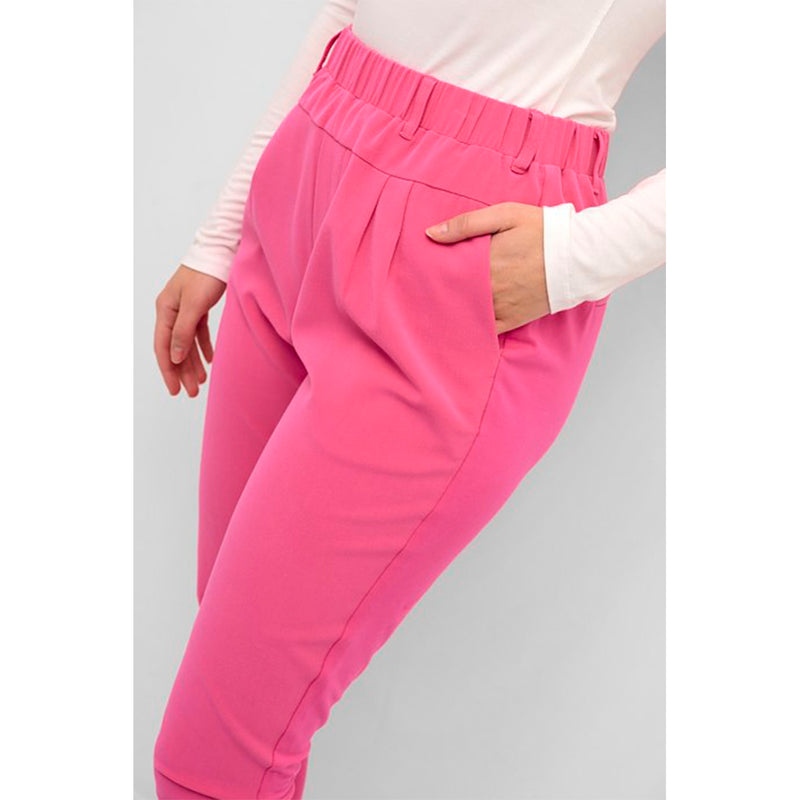 Jillian pant i en flot pink farve det er den klassiske buks med læg fortil jersey på bagsiden og lommer set tæt på læg og lommer