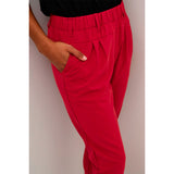 Røde Jillian bukser fra kaffe med klassisk bæltestropper smalle ben og læg fortil set tæt på kaffe model