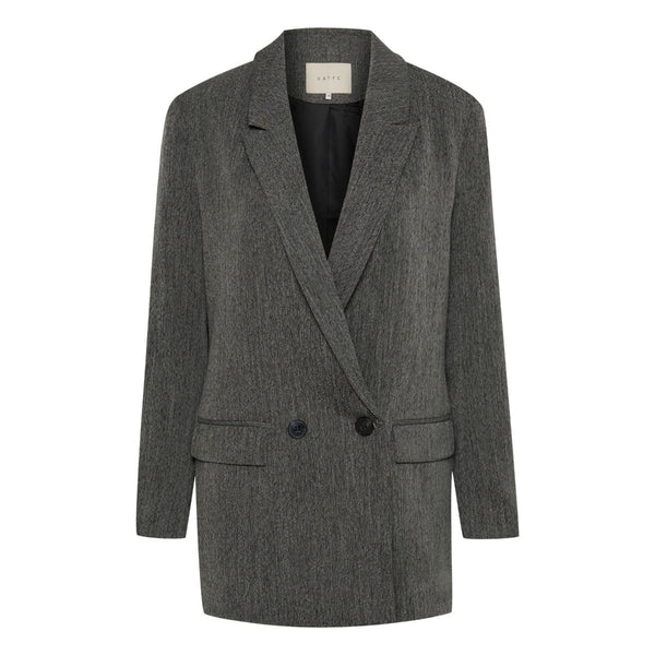 JOSIE BLAZER GREY MELANGE  Skøn halv lang blazer fra&nbsp;Kaffe i en flot gråmeleret. Josie blazer har to knapper, revers, lette skulderpuder, paspel lommer fortil og sort satin foer.&nbsp;    Revers, skulderpuder, paspel lommer, slids bagpå og sort satin foer Grå&nbsp; Der kan købes matchende nederdel Løs pasform