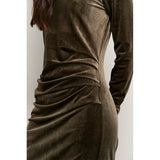 Grøn brun velour india kjole med rund hals og lange ærmer den har det velkendte rynk fortil som er meget populært set tæt på rynk