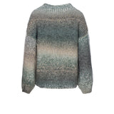 KIKI KNIT BOTTLE GREEN

Super flot strik fra One two luxzuz men en lidt rå halvhøj hals. Moderart løs pasform med lange løse ærmer. Bundkanten samt ærmer afsluttes med en ribkant.
Utroligt flot farvespil i strikken, effekten er unik, og derfor er der ikke 2 strik som er helt ens. Strib effekten varierer således lidt fra sweater til sweater

Rundhals, Langeærmer og ribkant
Løs pasform
Grovstrikket

Farverne (grøn, råhvid, grå, blå og turkise toner)

Størrelsesguide: Strikken har en rummelig pasform. S/M pass