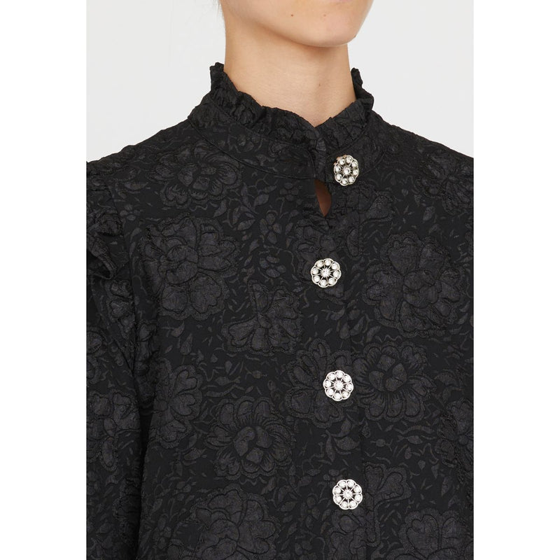 LOVE1246 000 BLACK

Feminin jakke med et smukt sort blomster print fra LOVE&amp;DIVINE , Jakken har en diamant ligende knappelukning. Jakken har flæser i nakken og på begge skuldre, samt knappe detaljer ved begge cuffs

Blomster print, Diamant ligende knapper og flæser
Sort&nbsp;

Størrelsesguide: Jakken har lille i størrelse. Vi anbefaler man tager et nr. større