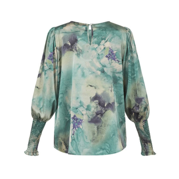 LOVE738-22 322 GREEN MARBLE

Smuk bluse med bredt smock deltaje ved håndleddend fra LOVE&amp;DIVINE. Blusen har rundhals og knaplukning i nakken. Blusen er i en behagelig løstsiddende pasform. Blusen er lavet i et blødelse polyester materiale, som er skønt at have på.

Rund hals, lange ærmer, med bredt smockstykke
Farverne er grøn, blå og beige toner
Behagelig løstsiddende pasform

Størrelsesguide: Blusen er normale i størrelsen.