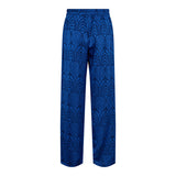 Skønne løse bukser med lige ben i den flotteste blå farve og med et fint print de har elastik i taljen og lommer i siden set bagfra