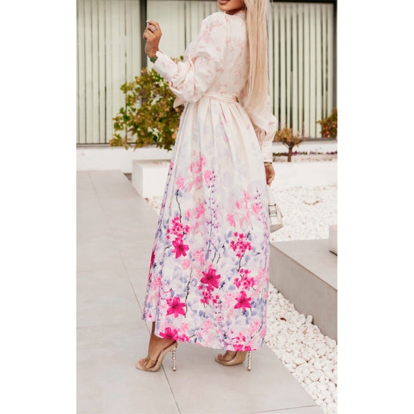 Lang hvid kjole med pink blomster og lange ærmer og bindebånd i taljen