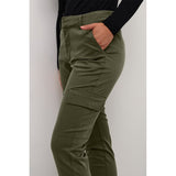 Army grønne bukser med smalle ben og lommer i siden og bagpå set tæt på lommer og linning på kaffe model
