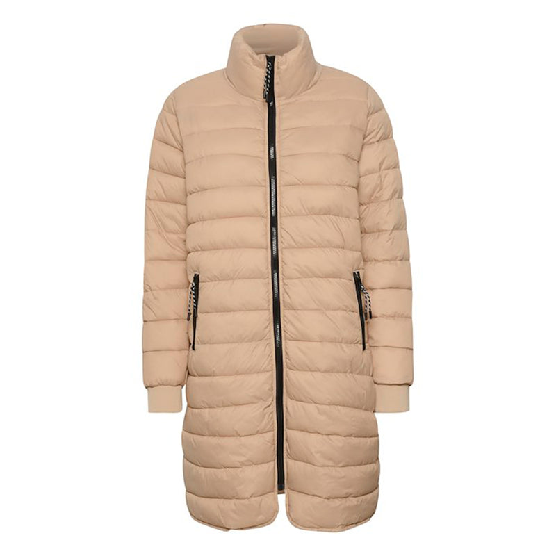 Beige jakke med sort lynlås og lange ærmer den har lommer i begge sider set forfra
