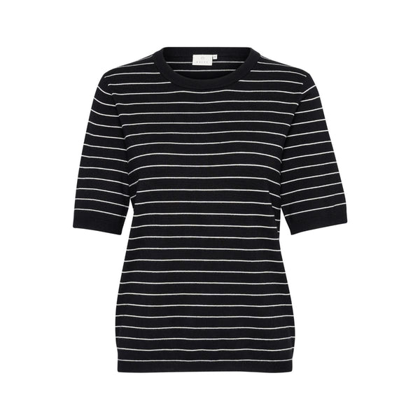 LIZZA STRIPED KNIT BLACK/TURTLEDOVE SLIM ST  Virkelig skøn og blød stribet bluse fra Kaffe. Lizza striped knit har rund hals, korte ærmer og ribkanter ved omkring, hals, ved ærme afslutning og i bunden. Den er perfekt til et par jeans eller indenunder et jakkesæt.   Rund hals, korte ærmer og ribkanter Farverne er sort og creme Fås i flere farver Almindelig pasform