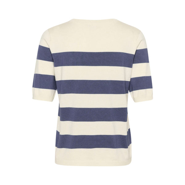 LIZZA STRIPED KNIT INDIGO BLUE/WHITW  Virkelig skøn og blød stribet bluse fra Kaffe. Lizza striped knit har rund hals, korte ærmer og ribkanter ved omkring, hals, ved ærme afslutning og i bunden. Den er perfekt til et par jeans eller indenunder et jakkesæt.   Rund hals, korte ærmer og ribkanter Farverne er blå og hvid Fås i flere farver Almindelig pasform