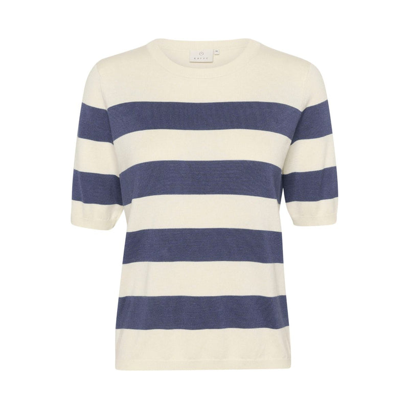 LIZZA STRIPED KNIT INDIGO BLUE/WHITW  Virkelig skøn og blød stribet bluse fra Kaffe. Lizza striped knit har rund hals, korte ærmer og ribkanter ved omkring, hals, ved ærme afslutning og i bunden. Den er perfekt til et par jeans eller indenunder et jakkesæt.   Rund hals, korte ærmer og ribkanter Farverne er blå og hvid Fås i flere farver Almindelig pasform