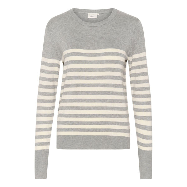 LIZZA STRIPED PULLOVER GREY MELANGE/TURTLEDOVE STRIPE  Virkelig skøn og blød stribet bluse fra Kaffe. Lizza striped pullover har rund hals, lange ærmer og ribkanter ved omkring, hals, ved ærme afslutning og i bunden. Den er perfekt til et par jeans eller indenunder et jakkesæt.   Rund hals, lange ærmer og ribkanter Farverne er grå og hvid Fås i flere farver Almindelig pasform