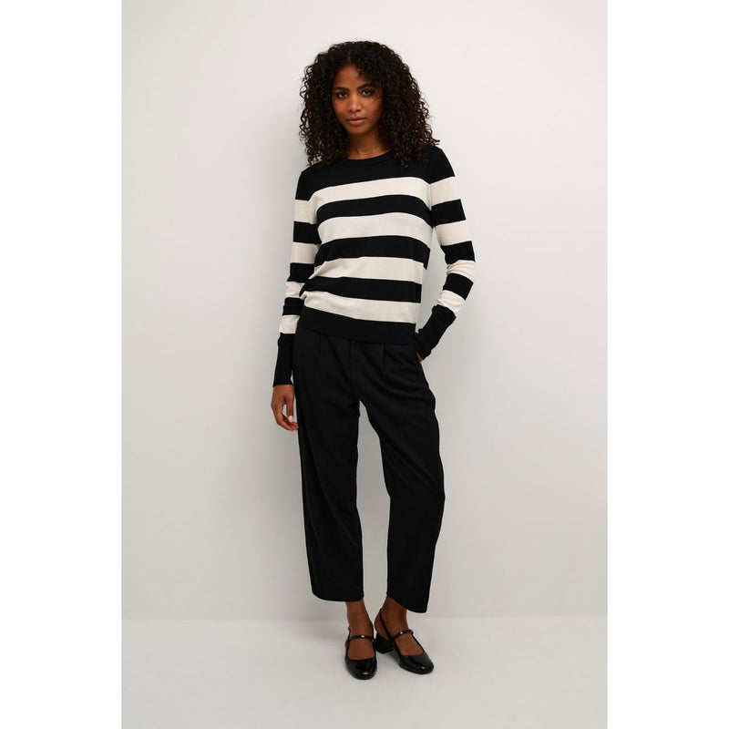 LIZZA STRIPED PULLOVER BLACK/TURTLEDOVE STRIPE  Virkelig skøn og blød stribet bluse fra Kaffe. Lizza striped pullover har rund hals, lange ærmer og ribkanter ved omkring, hals, ved ærme afslutning og i bunden. Den er perfekt til et par jeans eller indenunder et jakkesæt.   Rund hals, lange ærmer og ribkanter Farverne er sort og hvid Fås i flere farver Almindelig pasform