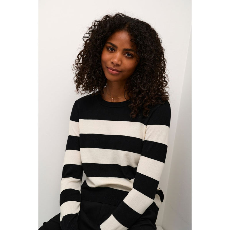 LIZZA STRIPED PULLOVER BLACK/TURTLEDOVE STRIPE  Virkelig skøn og blød stribet bluse fra Kaffe. Lizza striped pullover har rund hals, lange ærmer og ribkanter ved omkring, hals, ved ærme afslutning og i bunden. Den er perfekt til et par jeans eller indenunder et jakkesæt.   Rund hals, lange ærmer og ribkanter Farverne er sort og hvid Fås i flere farver Almindelig pasform