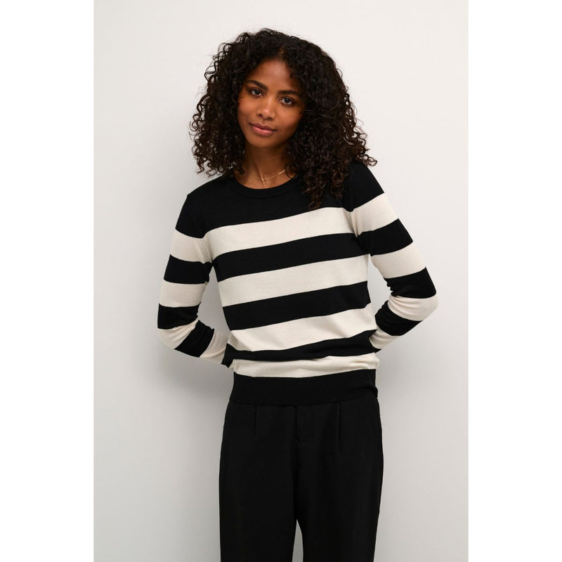 LIZZA STRIPED PULLOVER BLACK/TURTLEDOVE STRIPE  Virkelig skøn og blød stribet bluse fra Kaffe. Lizza striped pullover har rund hals, lange ærmer og ribkanter ved omkring, hals, ved ærme afslutning og i bunden. Den er perfekt til et par jeans eller indenunder et jakkesæt.   Rund hals, lange ærmer og ribkanter Farverne er sort og hvid Fås i flere farver Almindelig pasform