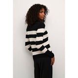 LIZZA STRIPED PULLOVER BLACK/TURTLEDOVE STRIPE  Virkelig skøn og blød stribet bluse fra Kaffe. Lizza striped pullover har rund hals, lange ærmer og ribkanter ved omkring, hals, ved ærme afslutning og i bunden. Den er perfekt til et par jeans eller indenunder et jakkesæt.   Rund hals, lange ærmer og ribkanter Farverne er sort og hvid Fås i flere farver Almindelig pasform