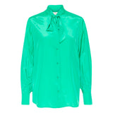 Shiny grøn skjorte som er gennemknappet med små knaiier den har skjorte i halsen og lange ærmet med fast manchet set forfra