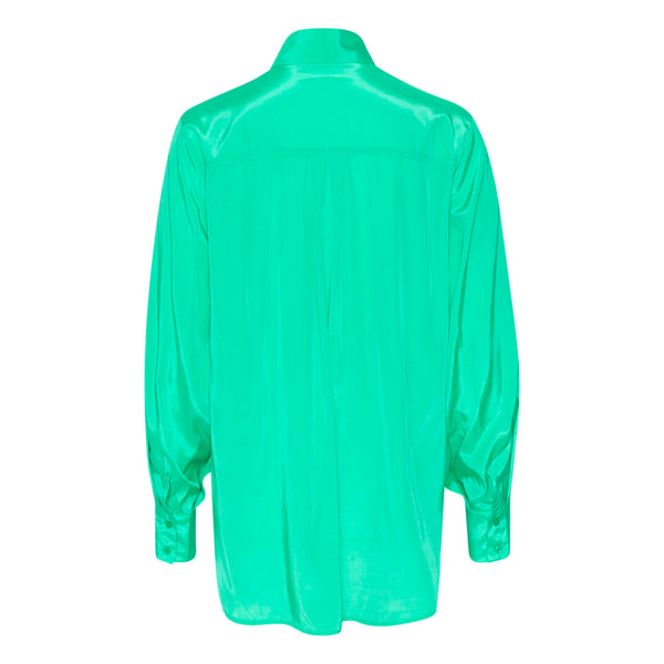 Shiny grøn skjorte som er gennemknappet med små knaiier den har skjorte i halsen og lange ærmet med fast manchet set bagfra