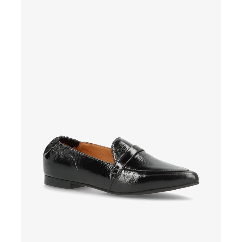 LUCY P BLACK LEATHER PANTENT

Fræk, men klassisk loafer fra Shoe design. Denne LUCY loafer er udført i smørblødt skind, der former sig efter foden og har elastik i hælen så den er nem at få af og på, samt sidder godt til foden. Style denne loafer til både hverdag og pænere brug.&nbsp;

Spids snude, elastik i hælen
100% læder
Sort
Almindelig pasform

Størrelsesguide: Lucy P er store i størrelsen, så vi anbefaler man tager en størrelse mindre.&nbsp;