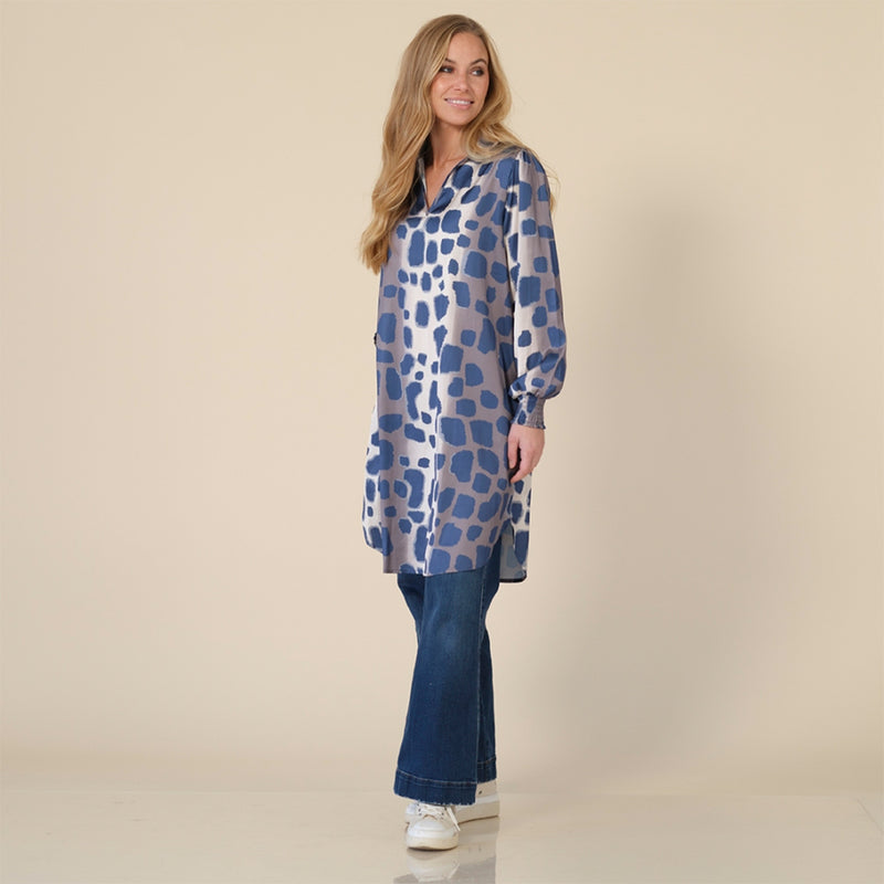 Blå leopard kjole med v udskæring og lange ærmer med smock set fra siden på prepair model