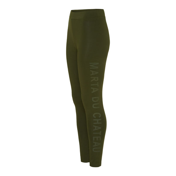 MDC-124 MARTA DU CHÁTEAU LADIES LEGGINGS MILLITARY FADED

Bløde og lækre leggings fra Marta. Leggingsene har elastik bånd i livet på 4 cm. De har en flot army grøn farve og på venstre ben står der teksten "Marta du cháteau"&nbsp;

Leggings
Elastik bånd i livet
Army grøn farve
Teksten "Marta du cháteau" ned af venstre ben


Størrelsesguide: Leggingsene er normale i størrelsen. S/M dækker over størrelse XS-M og L/XL dækker over str. L-XXL.