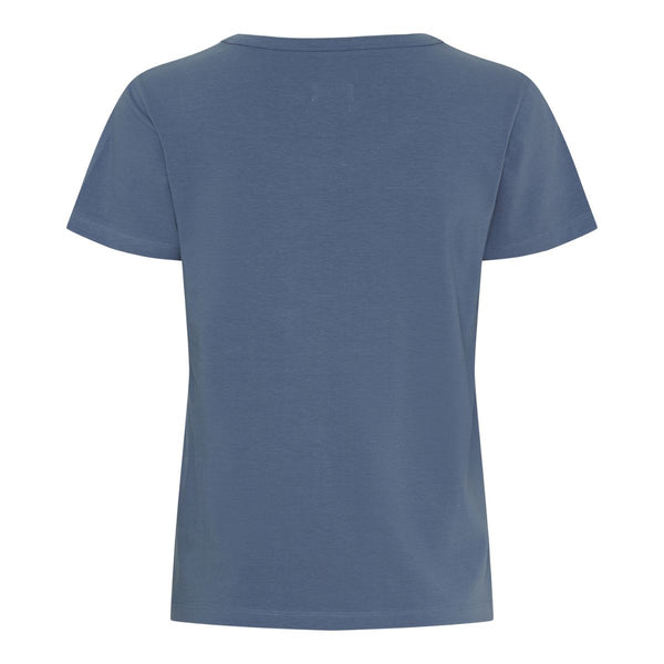 MARTA DU CHÀTEAU JEANETTE TEE DENIM BLUE  Blød bomulds t-shirt fra Marta i en denim blå farve. T-shirten har et guld tryk på brystet, hvor der står "Marta du Chàteau". Den bløde t-shirt har en bred rund hals og en løs pasform.  Guld tryk på brystet med skrift "Marta du Chàteau" Bred rund hals Korte ærmer Løs pasform