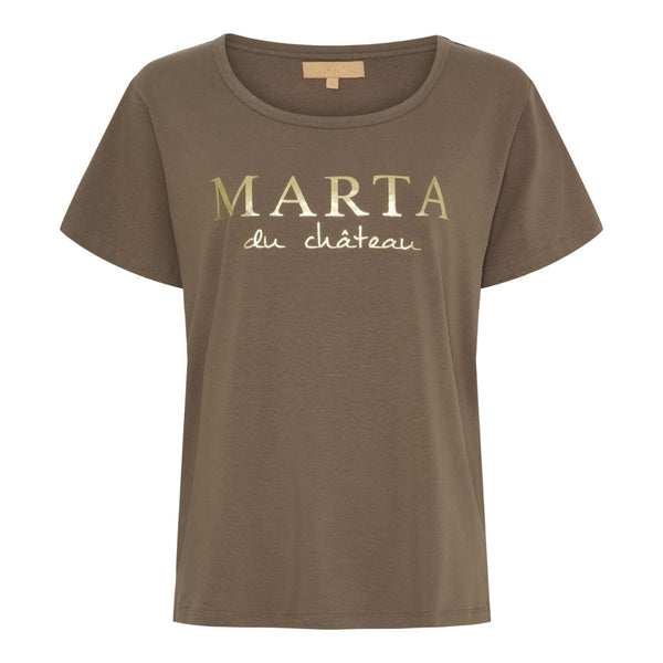 MARTA DU CHÀTEAU JEANETTE TEE FANGO

Blød bomulds t-shirt fra Marta i en brun farve. T-shirten har et guld tryk på brystet, hvor der står "Marta du Chàteau". Den bløde t-shirt har en bred rund hals og en løs pasform.

Guld tryk på brystet med skrift "Marta du Chàteau"
Bred rund hals
Korte ærmer
Løs pasform